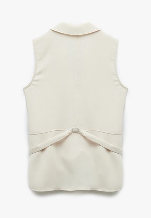 Gilet sans manches beige avec un petit col et une sangle arrière ajustable, présenté de l'arrière sur un fond blanc.