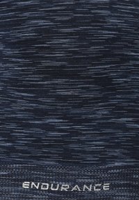 Marinblå idrottstyg med en strukturerad mönstring och ljusblåa streck. Vitt "ENDURANCE"-logotyp längst ner.