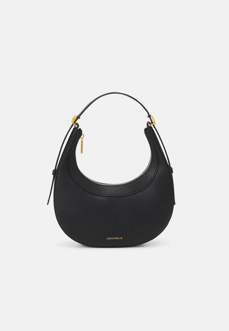Sac à main en cuir noir en forme de demi-lune avec une fermeture éclair dorée et un petit logo de marque doré sur le devant, doté d'une seule bandoulière avec des détails métalliques dorés.