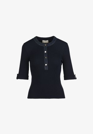 Jūras modes tumši zils ribots trikotāžas tops ar džinsa akcentiem, trīs ceturtdaļu garuma piedurknēm, apaļu kakla izgriezumu un pogu slēgumu. Teksturēta auduma ar piegulošu siluetu.