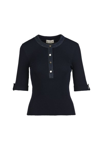 Marineblaues, geripptes Strickoberteil mit Jeans-Akzenten, drei Viertel Ärmeln, Rundhalsausschnitt und Knopfleiste. Strukturierter Stoff mit taillierter Silhouette.