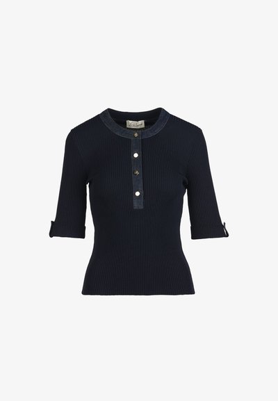 Marineblaues, geripptes Strickoberteil mit Jeans-Akzenten, drei Viertel Ärmeln, Rundhalsausschnitt und Knopfleiste. Strukturierter Stoff mit taillierter Silhouette.