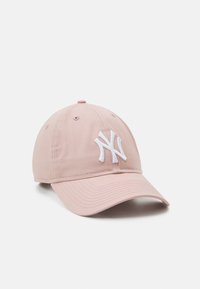 Ružový bavlnený baseballový klobúk s nastaviteľným pásikom, ktorý má na prednej strane vyšívané logo New York v bielej farbe a ventilačné otvory na vrchu.