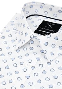 Biała slim-fit koszula z niebieskim okrągłym wzorem, gładki materiał, spiczasty kołnierz oraz jeden guzik na przedniej listwie.