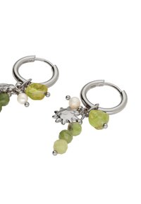 Orecchini a cerchio in argento con gemme di colori diversi in verde e giallo, caratterizzati da un ciondolo a forma di sole texture e dettagli in perle bianche.