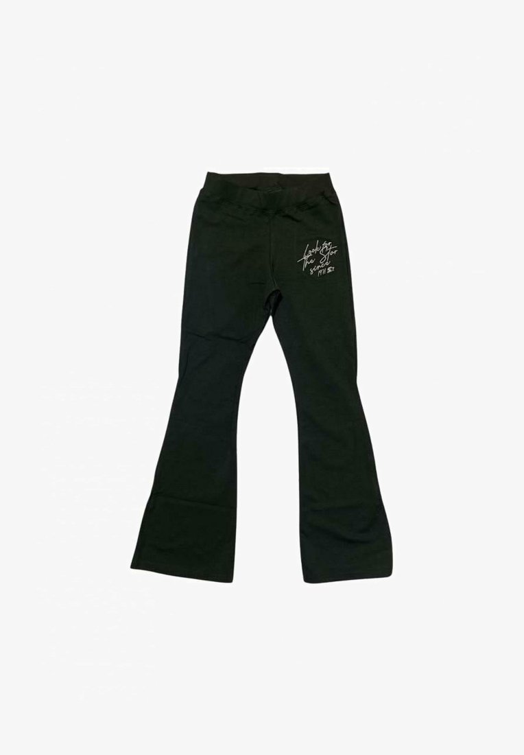 Pantaloni neri a zampa d'elefante con cintura elastica e una scritta bianca sulla coscia che recita "Cerca la stella dal 1991 SX".