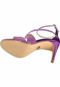 Sandalo con tacco alto in satin viola, con strass, punta aperta e cinturino alla caviglia. Suola testurizzata per una migliore aderenza.