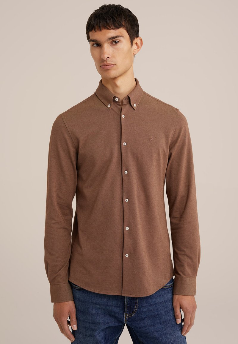 Camicia marrone a maniche lunghe con colletto button-down, realizzata in un materiale morbido, con bottoni bianchi e un piccolo logo sul petto.
