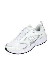 Zapatilla deportiva blanca con parte superior de malla y sintético, acentos reflectantes, suela acolchada y suela exterior negra. Cuenta con un sistema de cordones tradicional.