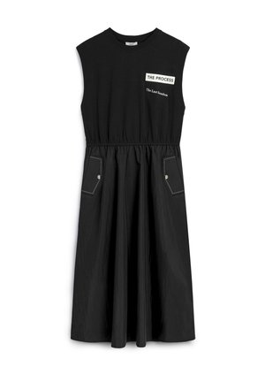 Schwarzes Kleid mit einem taillierten Oberteil und einem lockeren, gerafften Rock. Hergestellt aus Baumwolle mit Seitentaschen und einem bedruckten Logo auf der Brust.