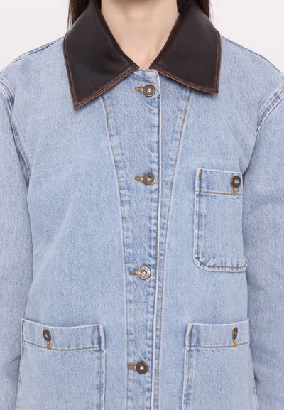 Leren spijkerjack in lichtblauw met een zwarte leren kraag, voorzien van zilveren knopen, twee voorzakken en zichtbare stiksels.