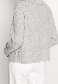 OPUS Sweter