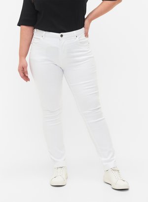 Bílé skinny džíny z bavlněné směsi s mírným pasem, pěti kapsami a kontrastním detailem kovového knoflíku. V kombinaci s bílými teniskami.