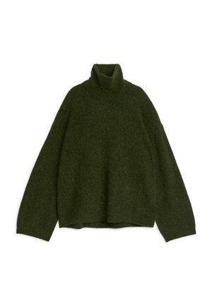 Grüner Rollkragenpullover aus weichem, flauschigem Material. Hat eine lockere Passform und übergroße Ärmel, mit einem gerippten Kragen und Saum.