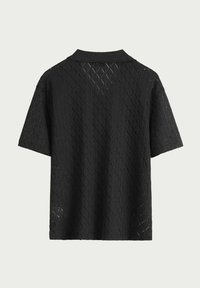 Chemise noire à manches courtes avec une texture en motif losange et un col classique. Présente une coupe ample et un matériau doux et léger.