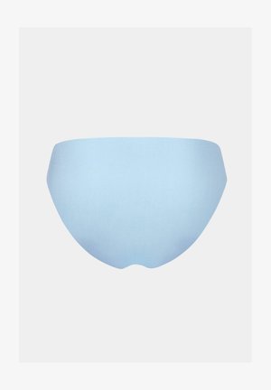 Nahtlose hellblaue Damenunterwäsche mit niedrigem Bund und glattem Stoff vor einfarbigem Hintergrund.