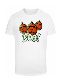 Biela bavlnená tričko s tromi oranžovými dizajnmi tekvíc s čiernymi detailmi tváre, doplnené textom "BOO!" v svetlozelenej farbe.