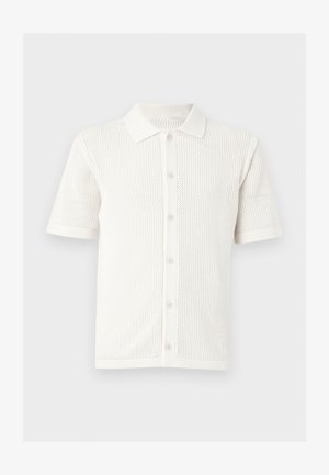 Tricou polo alb, tricotat, cu mâneci scurte, nasturi în față și model texturat cu țesătură deschisă pe toată suprafața.