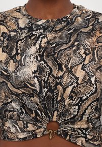 Just Cavalli PYTHON - T-shirts med print - marzapan\curry