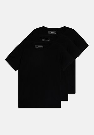 Tre sorte bomulds t-shirts med rund hals, korte ærmer og et enkelt design. Etiketterne på indersiden af halsen viser mærkenavnet, FRIBOO.