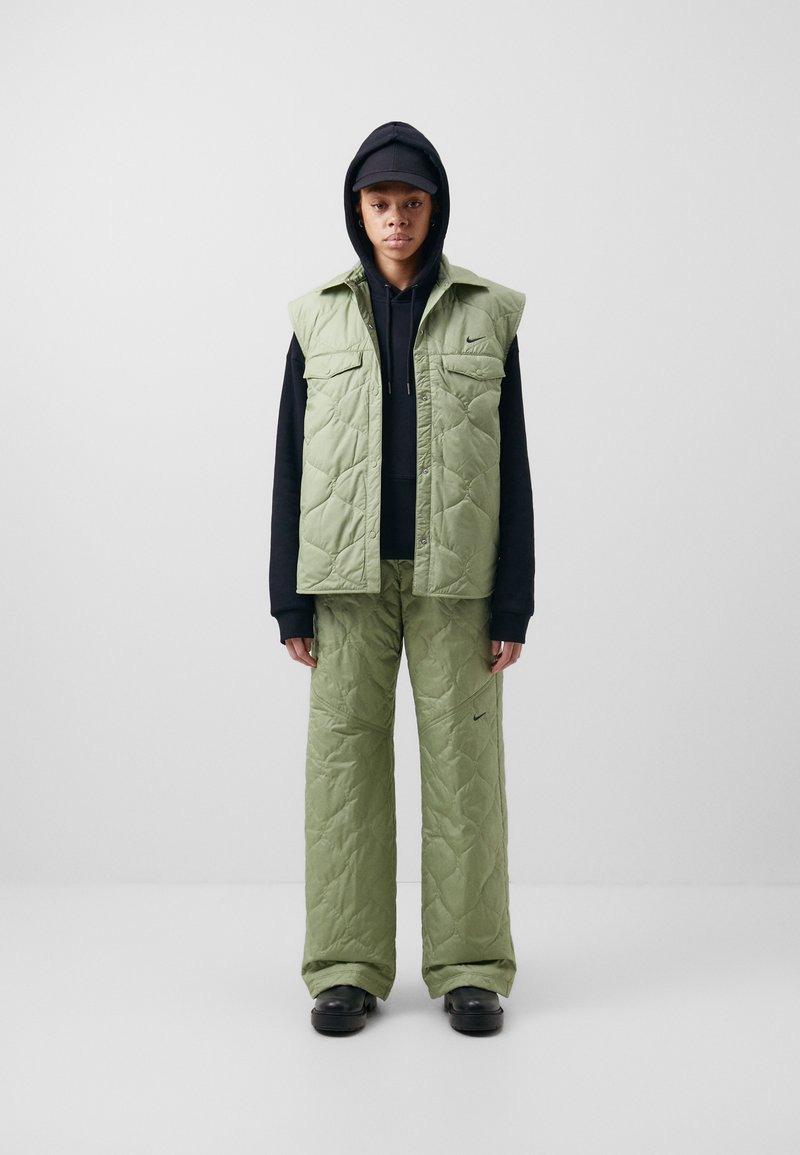 Nike Sportswear ESSENTIAL PANT - Teplákové kalhoty - oil green/black