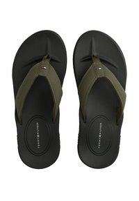 Para czarnych klapek z oliwkowo-zielonymi paskami, z logo Tommy Hilfiger na wkładkach i pasku.