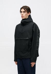 Μαύρο πουλόβερ μπουφάν με ψηλό γιακά, φερμουάρ στο μπροστινό μέρος και μεγάλη μπροστινή τσέπη. Διαθέτει έντονα γράμματα στο μανίκι και ελαστικές μανσέτες.