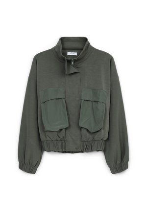 Veste olive verte raccourcie avec un col haut, des poignets élastiques et deux grandes poches devant. Fabriquée dans un tissu lisse et léger.