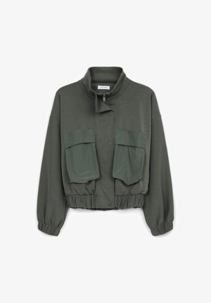 Giacca verde oliva tagliata, con colletto alto, polsini elastici e due grandi tasche frontali. Realizzata in un tessuto liscio e leggero.