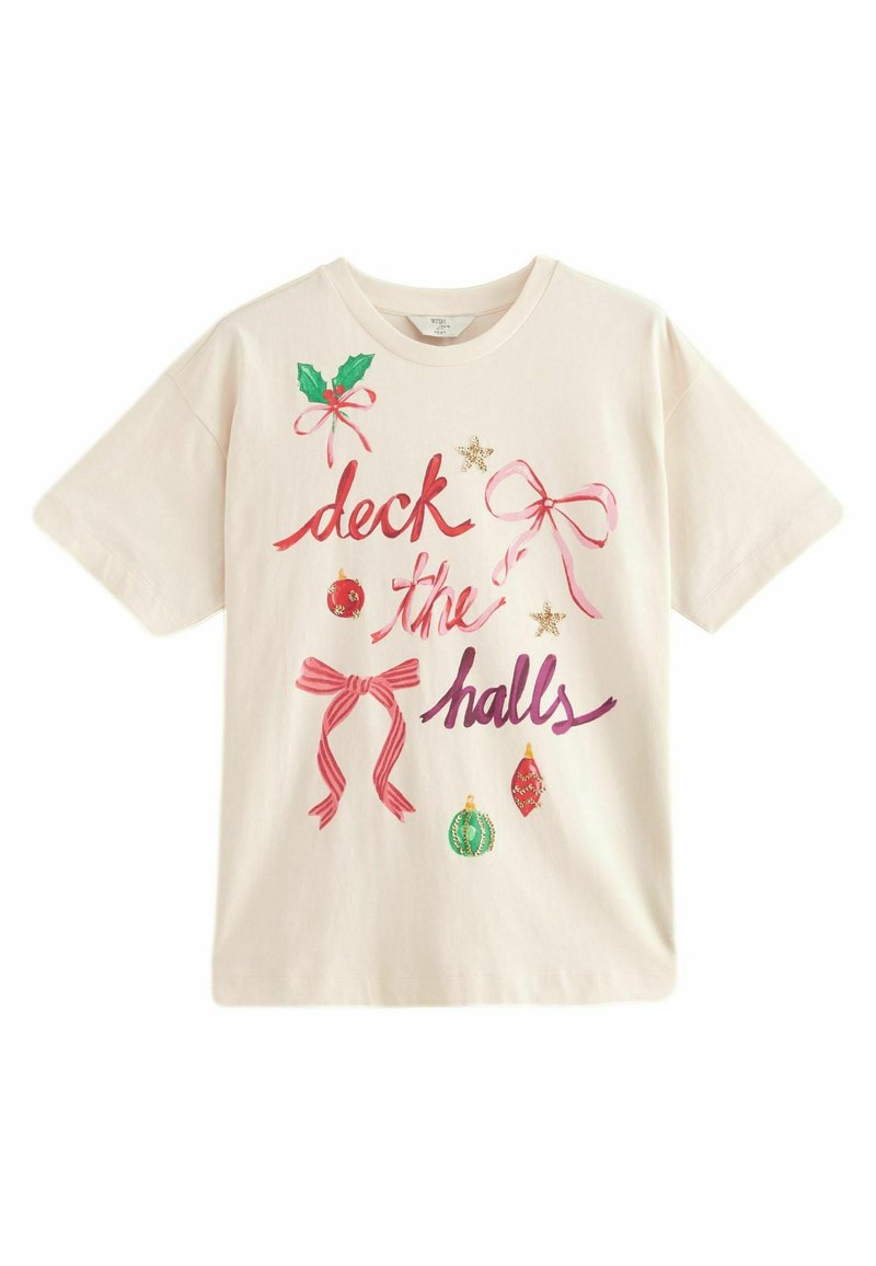 Lys beige bomulds t-shirt med flerfarvede feriegrafikker, inklusiv teksten "deck the halls", sløjfer, ornamenter og kristtorn. Kortærmet design.