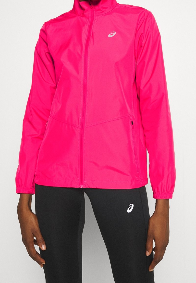 Die rosa leichte Jacke verfügt über einen Reißverschluss vorn, elastische Bündchen und Seitentaschen. Hergestellt aus glattem, wasserabweisendem Material mit Logodetail.