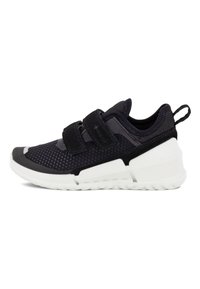Baskets noires de sport avec tige en mesh, semelle en caoutchouc, deux sangles réglables et accents blancs. Design flexible pour faciliter les mouvements.