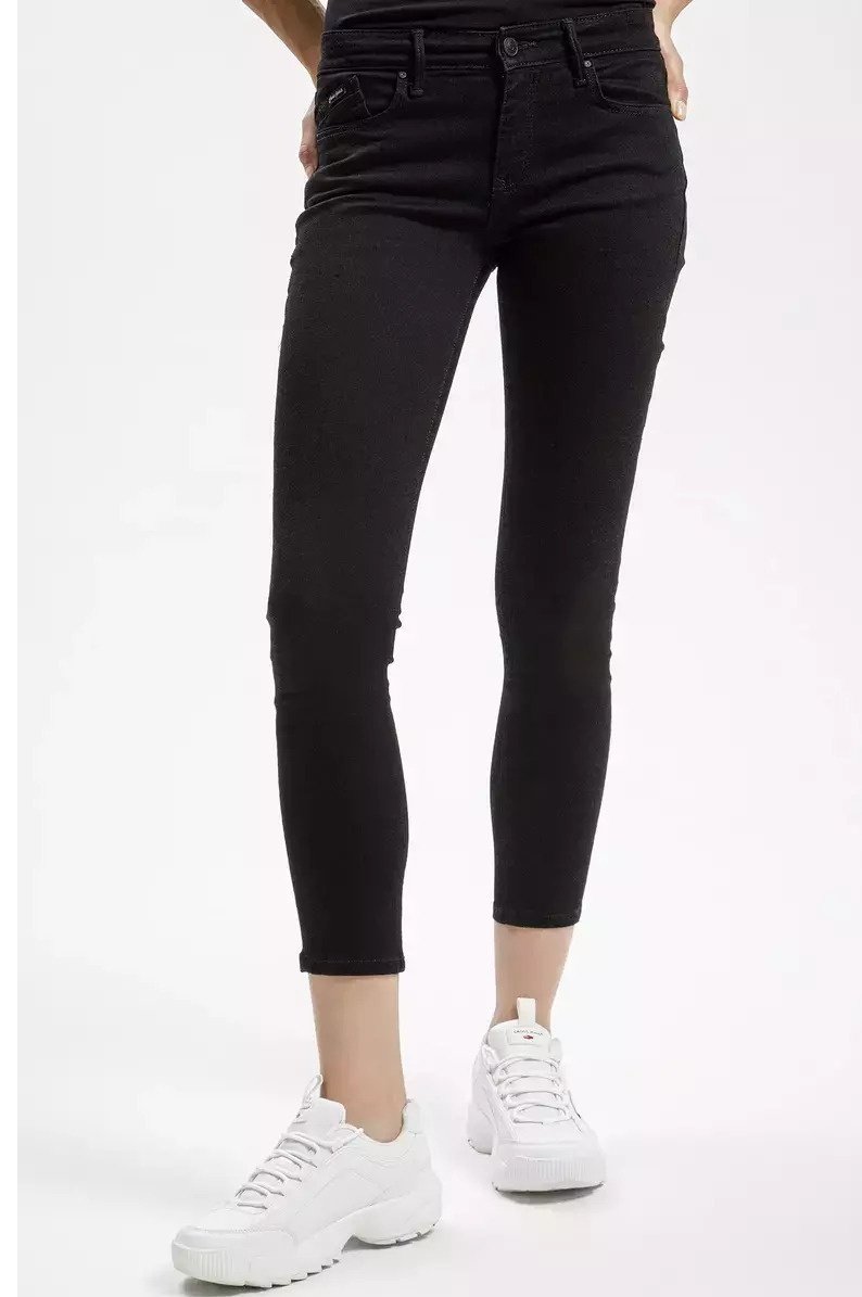 Czarne dżinsy skinny z średnim stanem, pięcioma kieszeniami i subtelnymi detalami haftu. W zestawieniu z białymi sneakersami sportowymi.