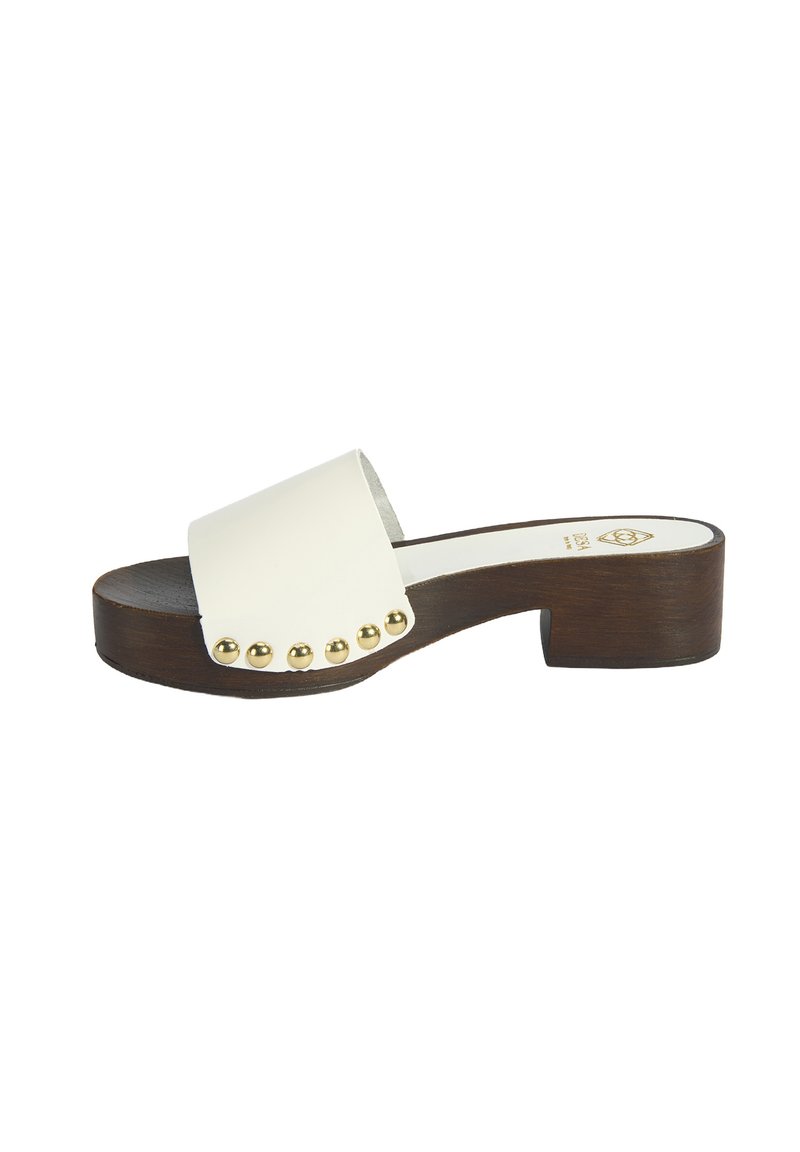 Witte leren slide-sandaal met houten plateau, ronde neus en gouden decoratieve studs langs de band. Ontwerp met een lage blokhak.