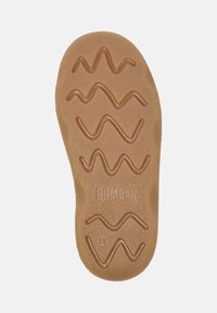 Suela de zapato de goma marrón con un patrón de banda de rodadura ondulado y la marca "CAMPER", tamaño 28. Vista plana que muestra la textura y el diseño de agarre.