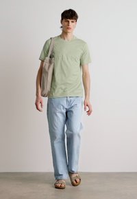 GANT TONAL SHIELD - Marškinėliai su spaudiniu - milky matcha