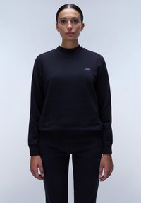 Zwarte sweatshirt met een ronde hals en geribde manchetten, voorzien van een klein paarse logo op de borst, gemaakt van zachte katoen.