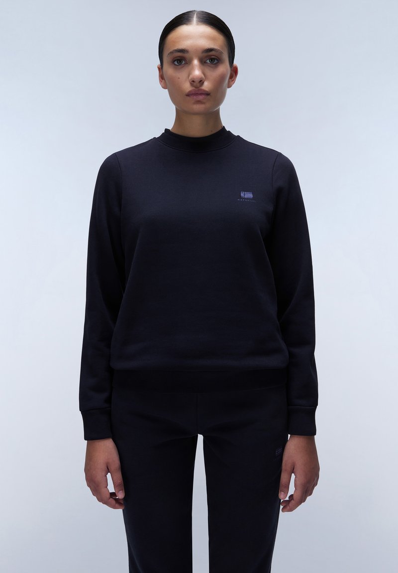 Zwarte sweatshirt met een ronde hals en geribde manchetten, voorzien van een klein paarse logo op de borst, gemaakt van zachte katoen.