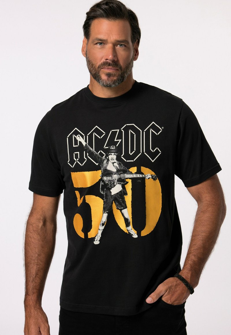 Sort bomulds t-shirt med AC/DC grafik. Designet inkluderer en vintage figur der holder en guitar, med fed gul tekst "50" og logo.