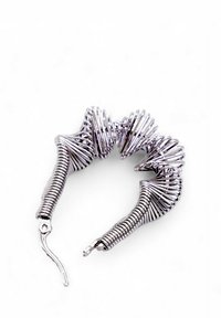 Accessorio per capelli a spirale in argento con un design a spirale, superficie liscia e lucida e una morsa per fissarlo ai capelli.