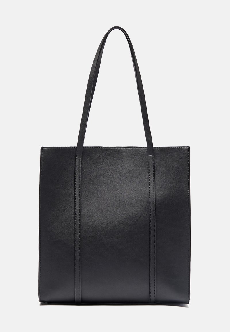 Černá kožená taška přes rameno s dvěma dlouhými ušima, s hladkou texturou, minimalistickým designem a jemnými švy po stranách.