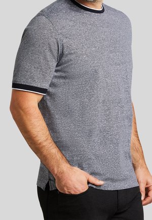 Grijze t-shirt met korte mouwen en een ronde hals, met zwart-witte afwerking bij de halslijn en mouwen, gemaakt van een gestructureerde stof.