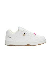 Vit sneaker med en texturerad, läderliknande överdel, med en rosa accent och en liten berlock på snörena; sula av gummi.