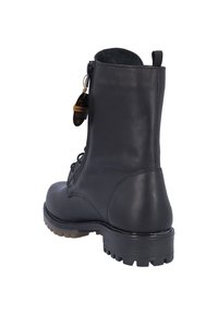 Bota de tobillo de cuero negro con cuello acolchado, cremallera trasera y suela de goma texturizada con surcos profundos para un buen agarre.