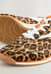 Sneaker mit Leopardenmuster aus strukturiertem, fellähnlichem Material, weißen Schnürsenkeln und orangen Akzenten. Mit einer Gummisohle mit gemustertem Profil.
