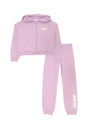 Felpa lilla con zip frontale, tasca a marsupio e logo bianco; pantaloni della tuta coordinati con polsini elasticizzati e stampa logo sulla gamba.