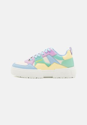 Kolorowy niski sneaker z grubą białą podeszwą, pastelowymi panelami w kolorze niebieskim, różowym, zielonym i żółtym oraz logo "BUFFALO" po boku.
