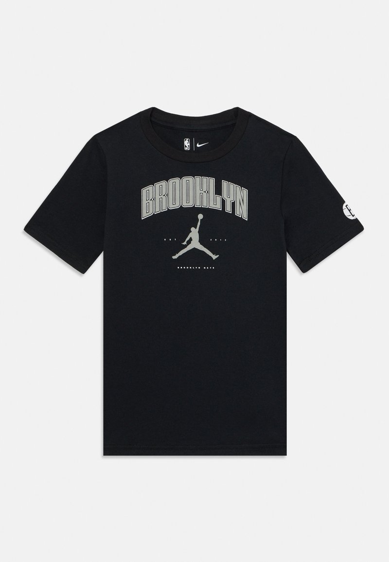 Melna kokvilnas t-kreklu ar apaļu kaklu, kas aizmugurē ir ar "BROOKLYN" un Jumpman grafiku pelēkā krāsā priekšpusē, un nelielu emblēmu uz piedurknes.