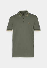 Polo manches courtes vert olive avec trois boutons, bordure jaune au col et aux manches, avec logo "BOSS" sur la poitrine.