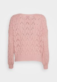 Maglione rosa lavorato a maglia con un motivo a rete testurizzato. Presenta polsini e orlo a coste, scollo rotondo. Design accogliente e leggero.